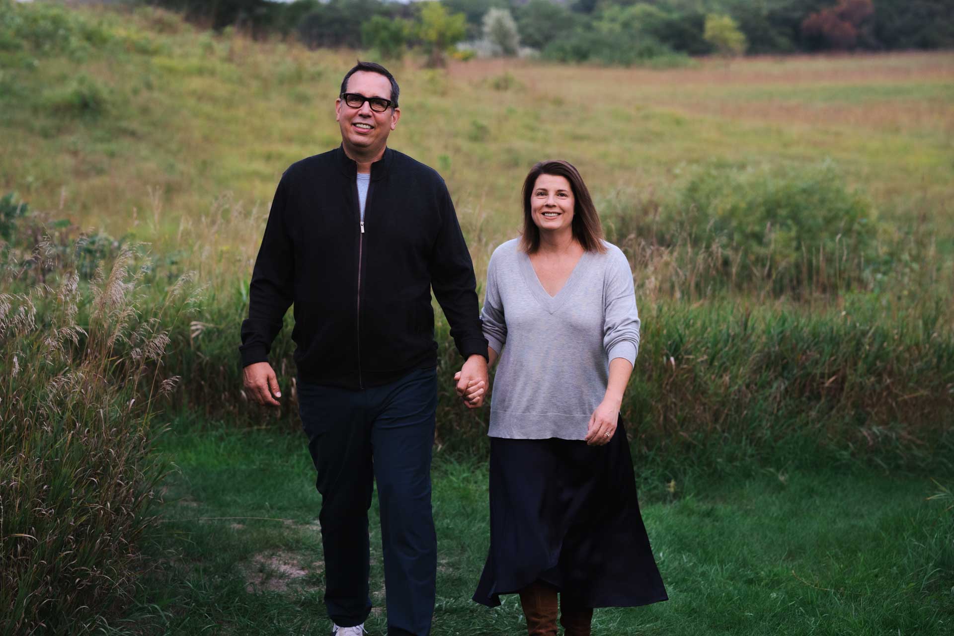 couple posed in a lush green field in Minneapolis