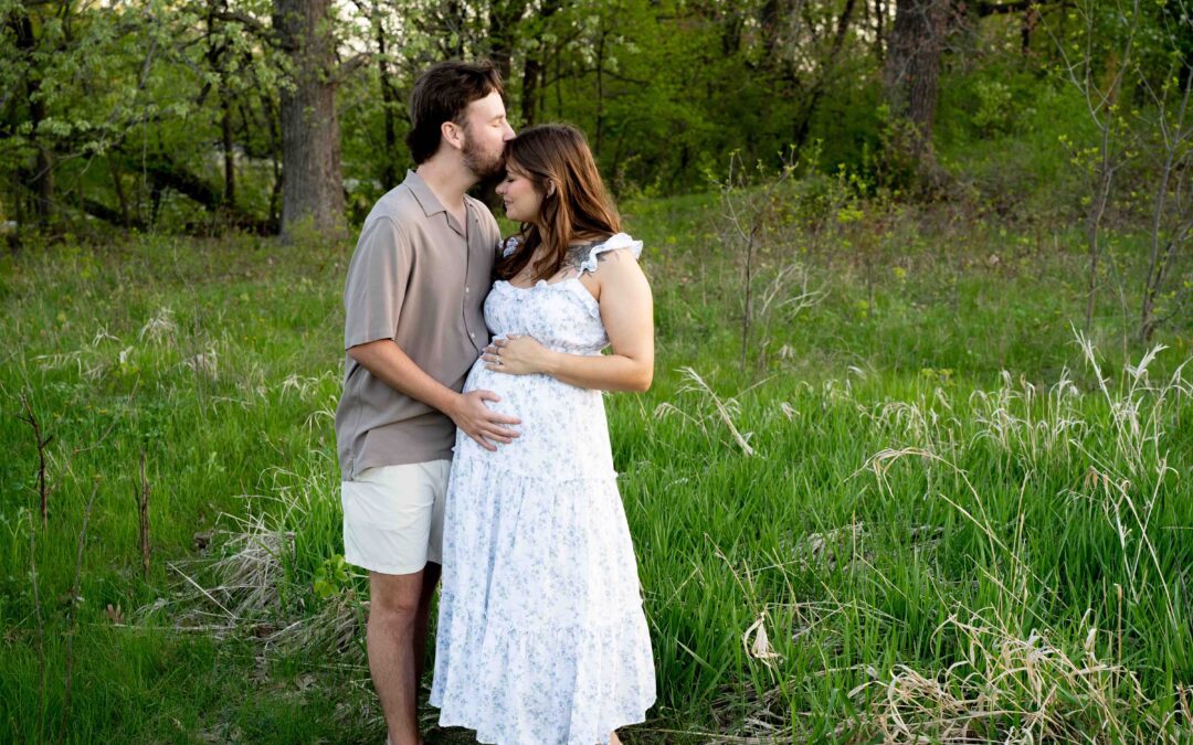 Can a Mini Session Work For Your Maternity Photos? | Minneapolis, MN